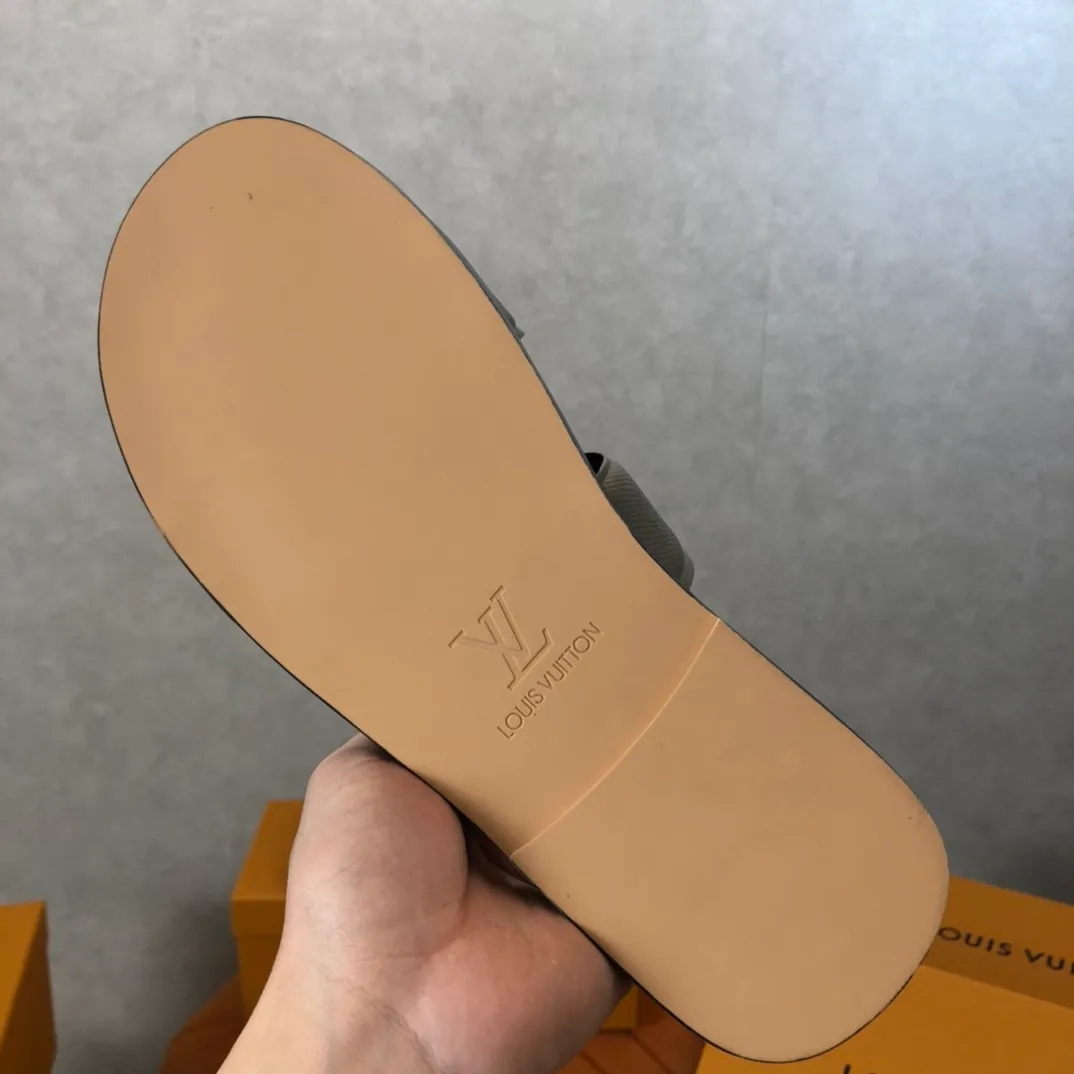 Factory price: 270💰LV counters are selling new brand luxury men's slippers, casual, loose and comfortable. The must-have model in the picture above [Happy][Happy], multiple colors available Size: 38-44, customized 45